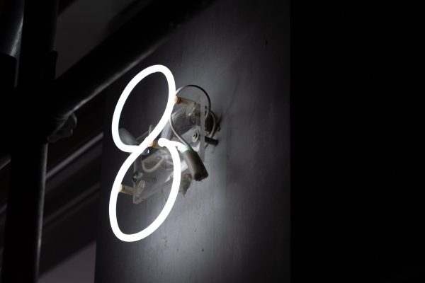 A light in the shape of an 8 against a wall.